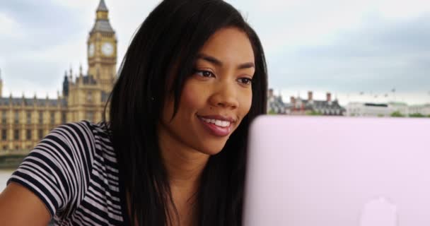 Detailní Záběr Atraktivní Černošky Dovolené Londýně Pracující Notebooku Workoholik Sedí — Stock video