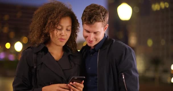 Loving Paar Straat Nachts Met Behulp Van Smartphone Kaart App — Stockvideo