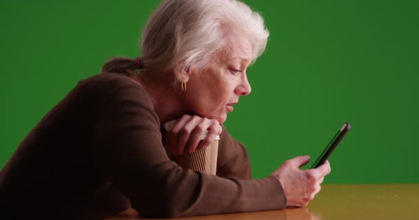 Mujer Descansando Barbilla Taza Café Mensajes Texto Teléfono Celular Agitando — Vídeos de Stock