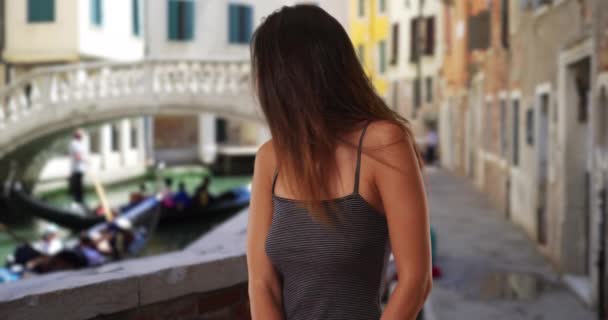 Mutlu Turist Kadın Gondollara Bakıp Kameraya Gülümsüyor Talya Venedik Tatil — Stok video
