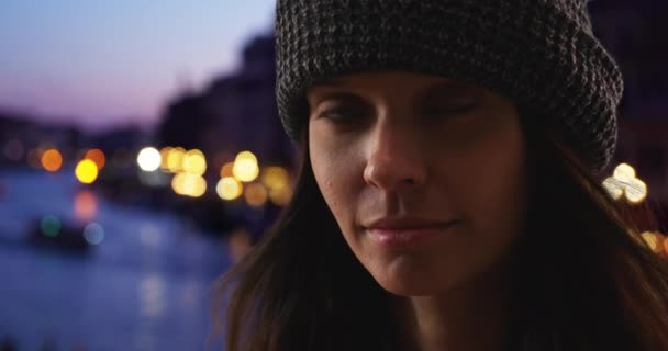 Dramatic Close Portrait Woman Tourist Venice Night Tight Shot Caucasian — Stock Video