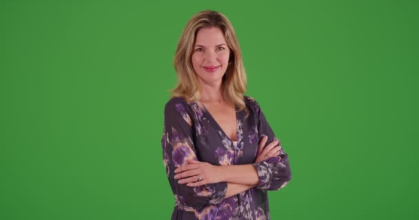 Biała Kobieta Skrzyżowanymi Ramionami Uśmiechnięta Kamery Zielonym Ekranie Zielonym Ekranie — Wideo stockowe