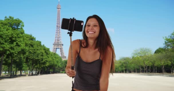 Csinos Turista Szelfi Bottal Párizsban Pózol Vicces Fotókhoz Vakációzó Generációs — Stock videók