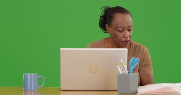 Das Porträt Einer Älteren Schwarzen Frau Die Ihren Computer Ihrem — Stockvideo