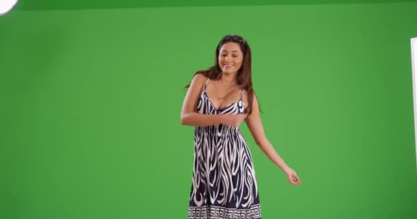 Piękna Latynoska Kobieta Letniej Sukience Tańcząca Zielonym Ekranie Zielonym Ekranie — Wideo stockowe