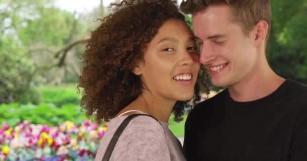 Veselý Pár Pózuje Pro Portrét Krásné Zahradě Bruggách Multietnický Muž — Stock video