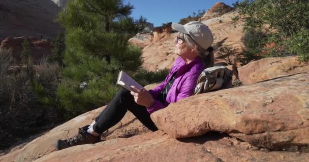Retrato Sereno Una Anciana Sana Sentada Cañón Rocoso Disfrutando Naturaleza — Vídeo de stock