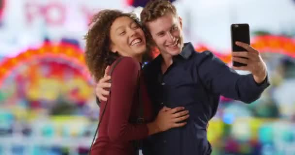 Een Gelukkig Stel Maakt Samen Foto Kermis Millennial Man Vrouw — Stockvideo