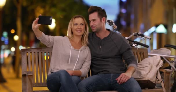 Joyeux Jeune Couple Prenant Selfie Sur Les Champs Elysées Nuit — Video