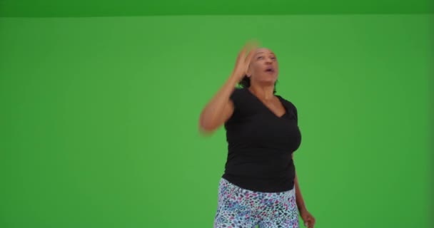 Starsza Czarna Kobieta Robi Aerobik Siłowni Zielonym Ekranie Zielonym Ekranie — Wideo stockowe