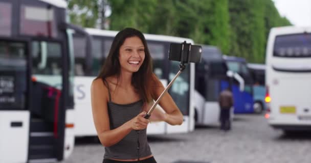 Menina Viajante Morena Bonito Férias Europa Usando Vara Selfie Jovem — Vídeo de Stock