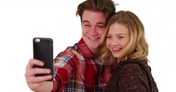 Nahaufnahme Eines Glücklichen Millennial Paares Das Selfies Mit Dem Smartphone — Stockvideo