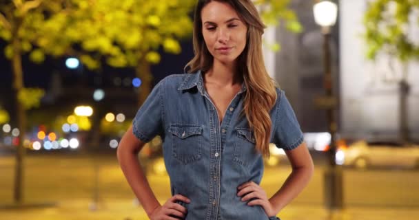 Casual Portret Van Aantrekkelijke Blanke Vrouw Stad Nachts Zelfverzekerde Vrouw — Stockvideo