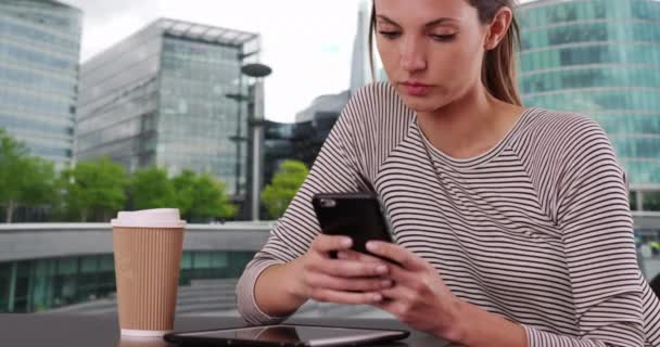Young Lady Sitting Cafe Table Texting Phone Metropolitan Setting Caucasian — Stock Video