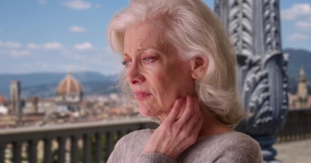 Triste Donna Anziana Depressa Guardando Florence Skyline Giorno Donna Anziana — Video Stock