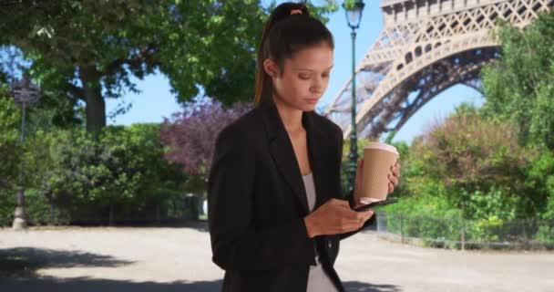 Jovem Profissional Viagem Negócios Paris Enviando Mensagem Texto Sob Torre — Vídeo de Stock