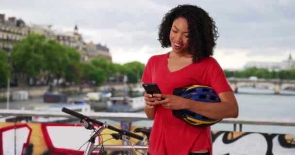 Šťastná Afričanka Která Projíždí Kole Paříži Zastaví Posílá Sms Mobil — Stock video
