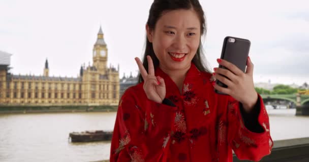 Gülümseyen Milenyum Kadını Londra Selfie Çekmek Için Akıllı Telefon Kullanıyor — Stok video