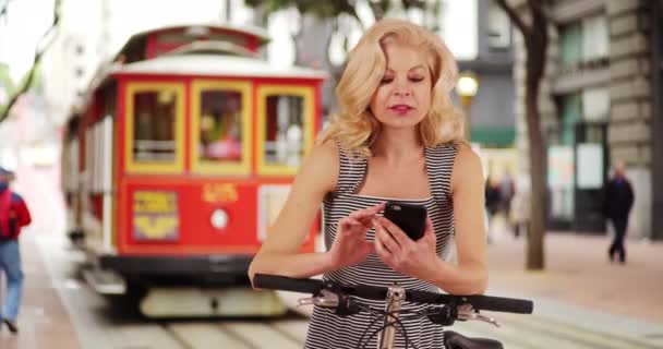 Femme Caucasienne Joyeuse Allant Faire Vélo Dans Centre Ville San — Video
