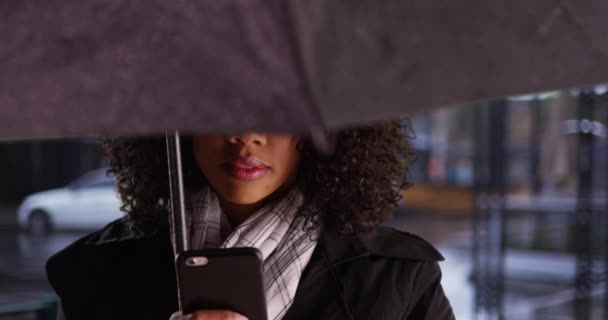 Una Mujer Afroamericana Bastante Mensajera Celular Paraguas Protegiendo Los Ojos — Vídeos de Stock