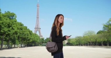 Güzel beyaz kadın Paris 'te kayboldu. Cep telefonunda harita kullanan genç bir turist. 4k