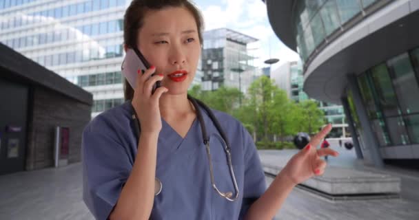 Milenyum Hemşiresi Şehir Binasının Dışında Cep Telefonuyla Konuşuyor Doktor Önlüğü — Stok video