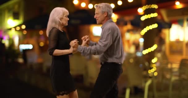 Boldog Nyugdíjas Pár Táncol Együtt Szabadban Esténként Idős Pár Élvezi — Stock videók