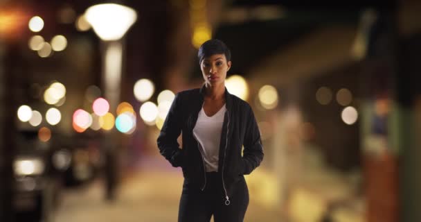 Mujer Negra Chaqueta Elegante Posando Con Las Manos Los Bolsillos — Vídeos de Stock