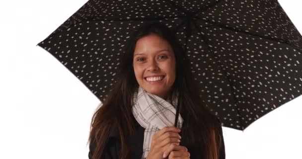 Femme Blanche Millénaire Avec Parapluie Pois Sur Fond Blanc Belle — Video