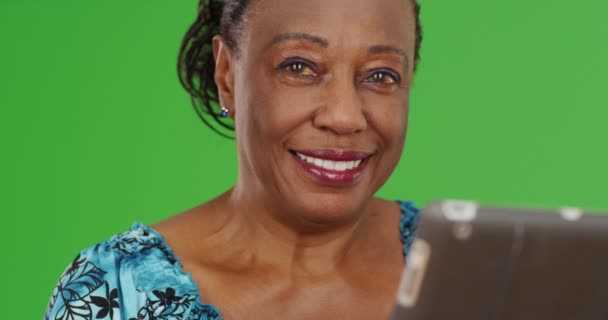 緑の画面にタブレットを使用している黒人女性の肖像画 緑の画面でキーまたは構成されます — ストック動画