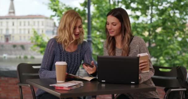 Vackra Unga Kvinnor Som Använder Smartphone Och Laptop För Att — Stockvideo