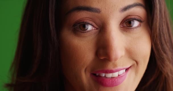 Detailní Záběr Krásné Latina Samice Jasným Úsměvem Při Pohledu Kameru — Stock video