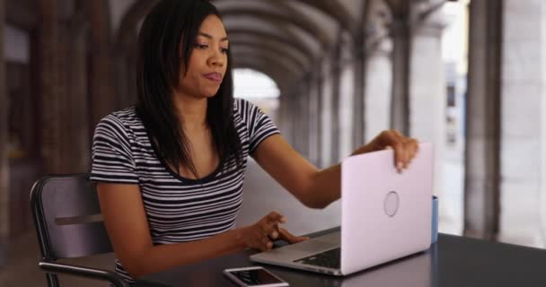Mujer Negocios Negro Feliz Estudiante Cerrando Computadora Portátil Sonriendo Cámara — Vídeos de Stock