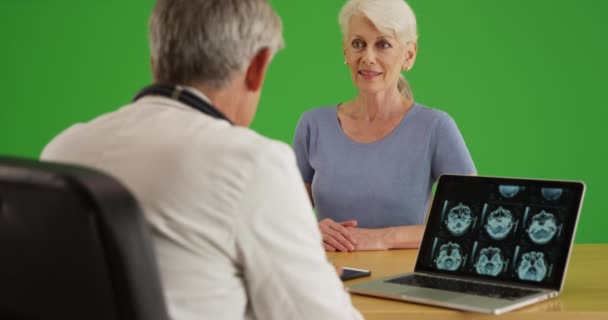 Patiente Âgée Écoutant Médecin Parler Écran Vert Sur Écran Vert — Video