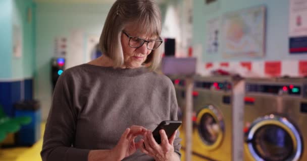 Seriös Senior Kvinna Använder Smartphone För Att Läsa Mer Dagens — Stockvideo