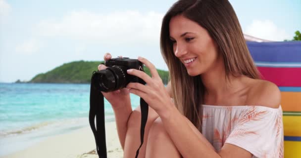 Chica Bonita Tomando Fotos Con Cámara Mientras Está Sentado Playa — Vídeos de Stock