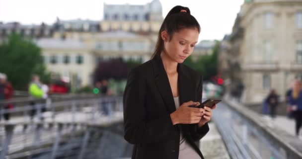 Mulher Negócios Bonita Paris Mensagens Com Telefone Celular Rua Cidade — Vídeo de Stock