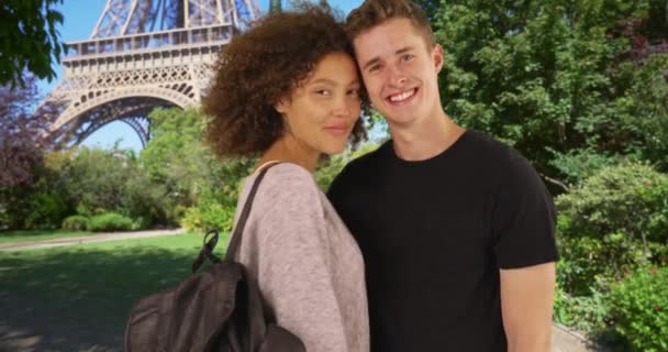 Pareja Alegre París Sonriendo Saludando Cámara Retrato Turistas Millennials Masculinos — Vídeos de Stock
