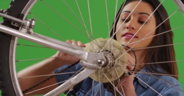 Hispanisches Mädchen Fixiert Ihr Fahrrad Mit Einem Steckschlüssel Auf Grünem — Stockvideo