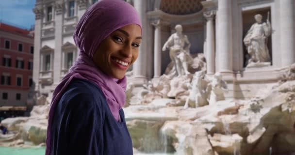 Roma Talya Seyahat Eden Genç Müslüman Kadın Trevi Çeşmesi Nin — Stok video