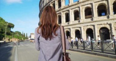 Seyahat fotoğrafçısının Colosseum 'un fotoğrafını çekişi. Roma 'da tarihi yerleri fotoğraflayan kadın turist. 4k