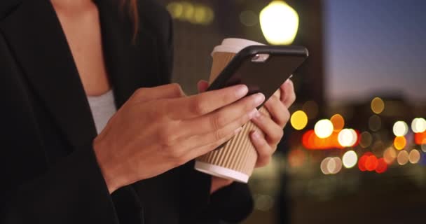 Zbliżenie Młodych Kobiet Biznesu Ręce Trzymając Telefon Komórkowy Filiżankę Kawy — Wideo stockowe