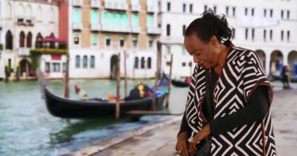 Idosa Negra Férias Veneza Responde Mensagem Texto Mulher Afro Americana — Vídeo de Stock