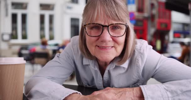 Крупный План Видео Чата Пожилой Женщины Сидящей Возле Кафе Европейском — стоковое видео