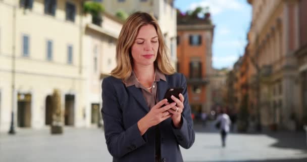 Mulher Negócios Roma Enviar Sms Com Telemóvel Retrato Sorridente Mulher — Vídeo de Stock