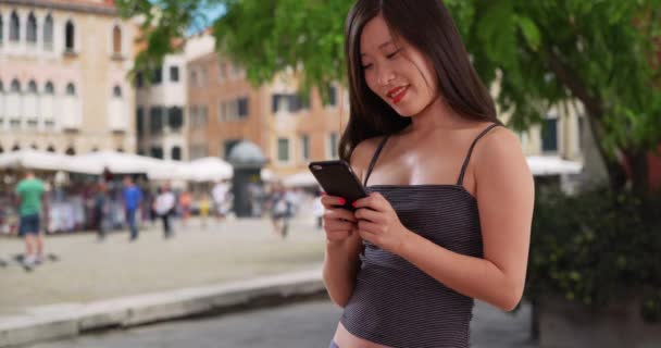 Close Mulher Muito Milenar Sorrindo Com Smartphone Veneza Itália Jovem — Vídeo de Stock