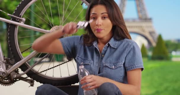 Latina Kvinna Reparera Cykel Hjul Stannar För Att Dricka Vatten — Stockvideo
