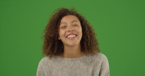Szczęśliwa Śmiejąca Się Mieszana Milenijna Kobieta Rozmawiająca Przez Wideo Czat — Wideo stockowe