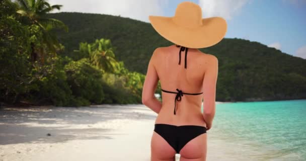 Mulher Muito Milenar Férias Tropicais Usando Chapéu Sol Transforma Câmera — Vídeo de Stock