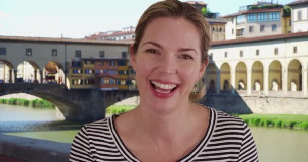 Primer Plano Pov Toma Mujer Videollamadas Amigos Familiares Florencia Vista — Vídeo de stock